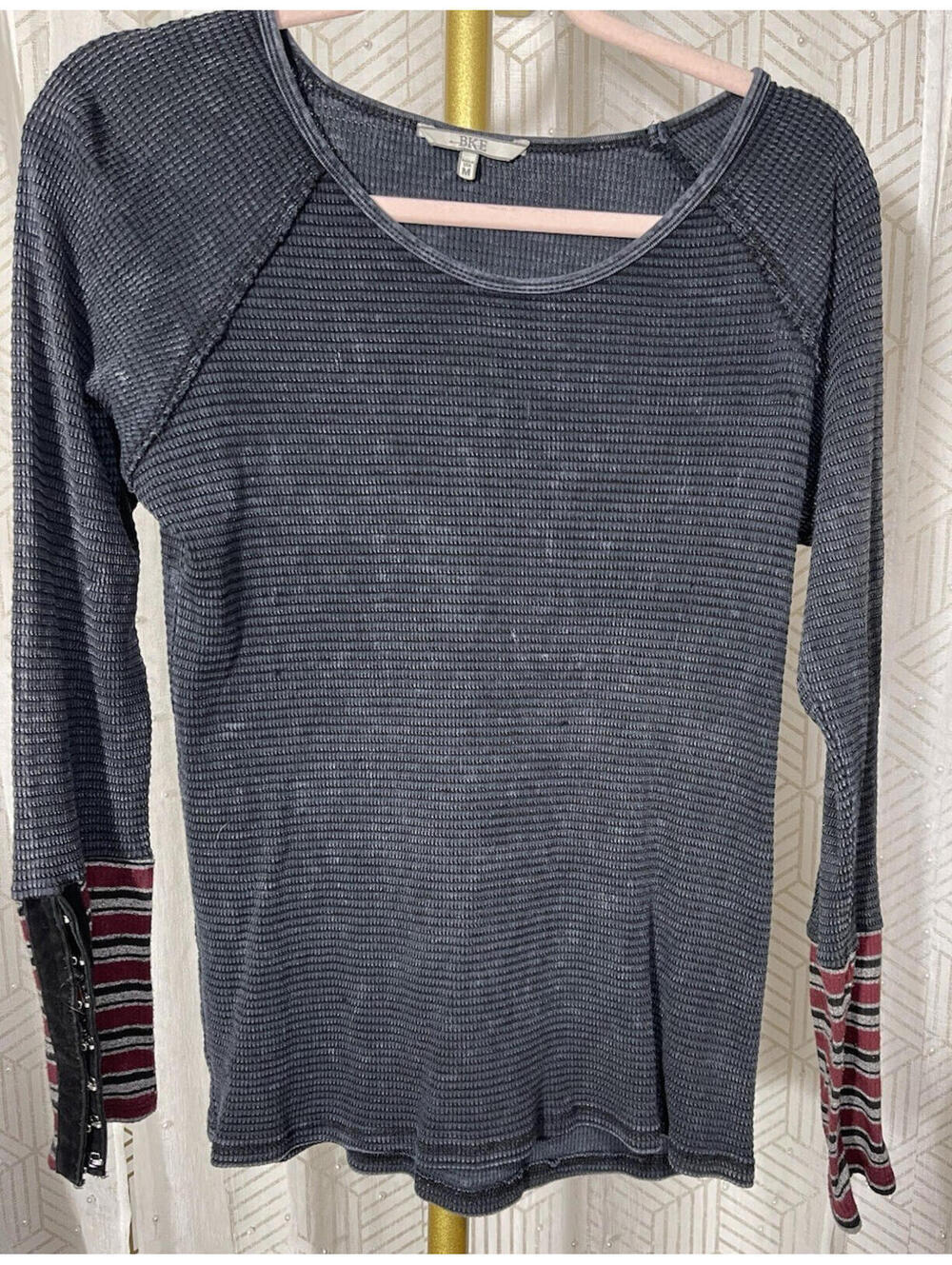 BKE Buckle Women's M Top Charcoal Grey Striped Hook & Eye Cuff Thermal Knit Boho